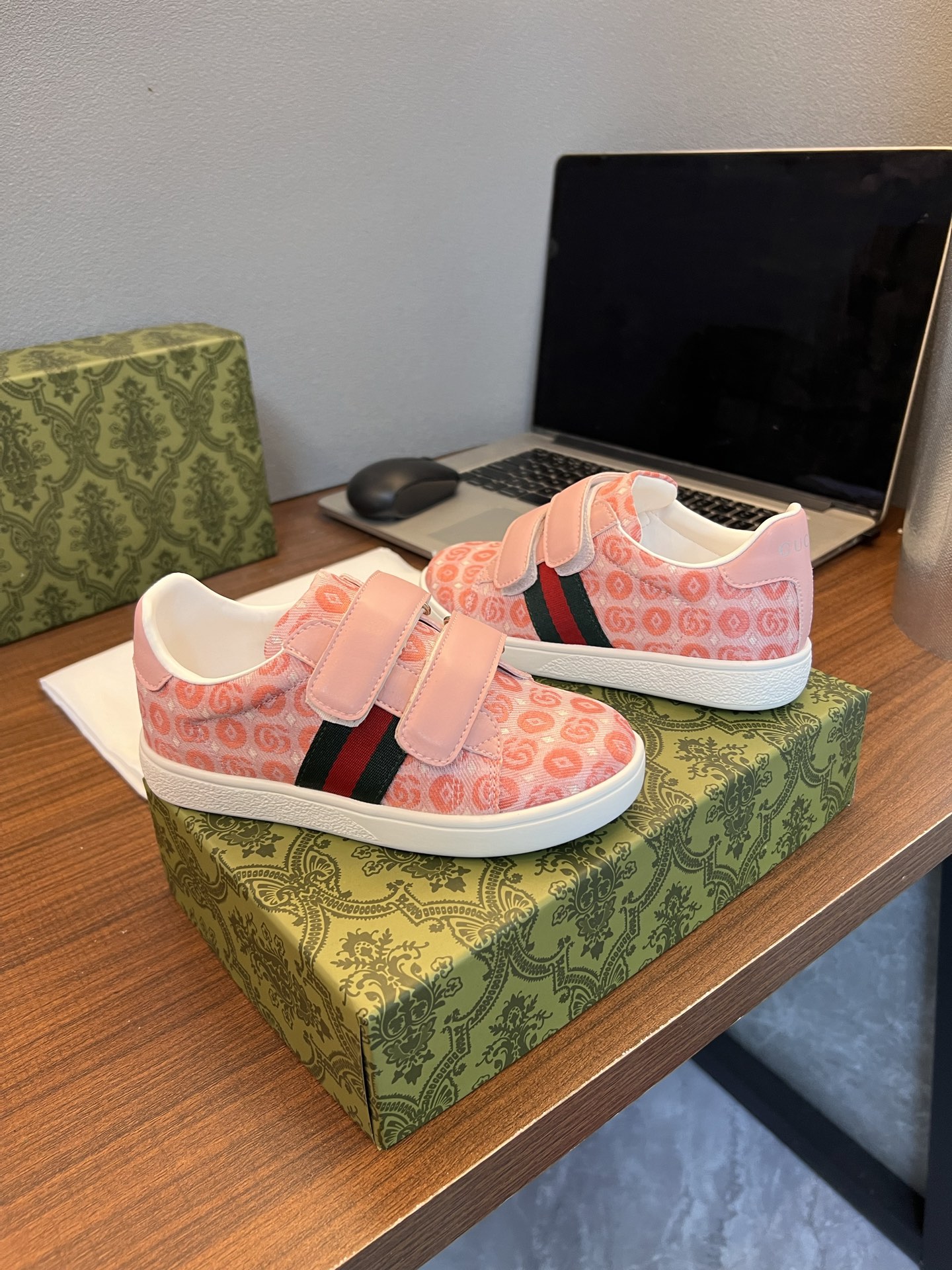 Children's shoes child